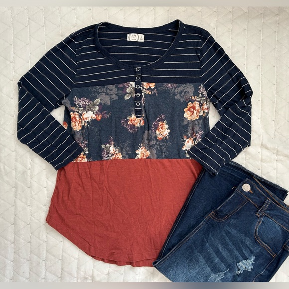 Maurice’s Colorblock, Floral, Striped 3/4 Sleeve Top with Buttons Size Small - Picture 2 of 9